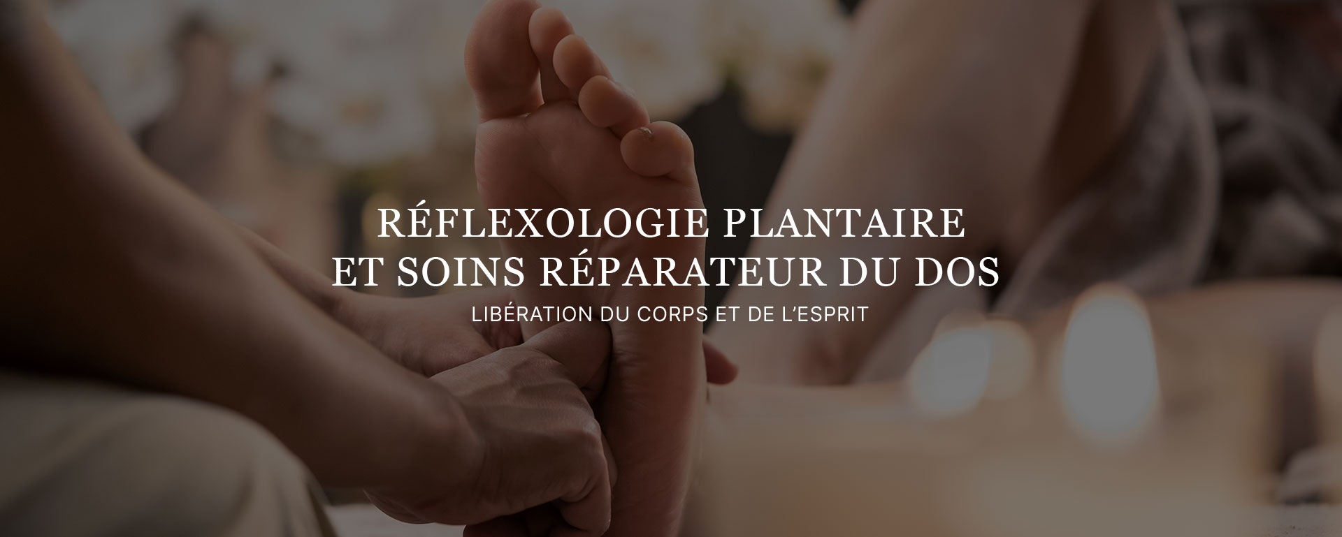Réflexologue qui pratique un massage des pieds